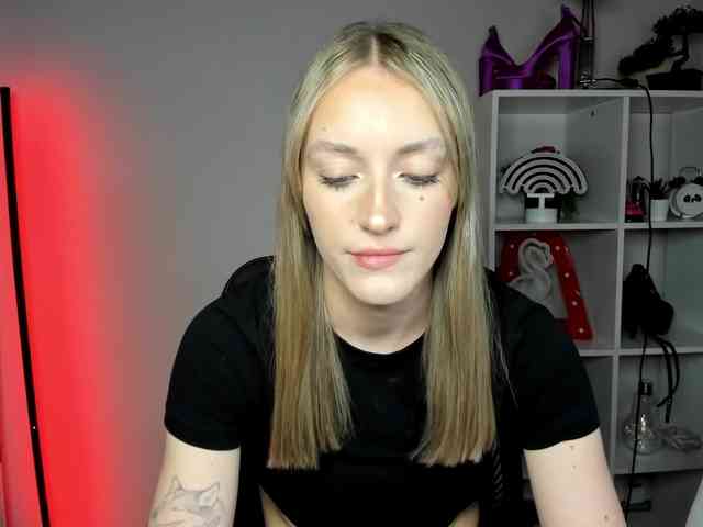 EvelynBlond26 webcam