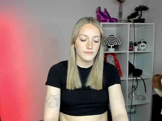 EvelynBlond26 webcam