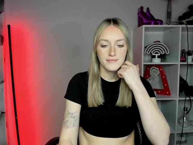 EvelynBlond26 webcam