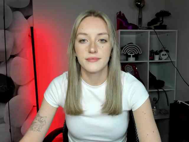 EvelynBlond26 webcam
