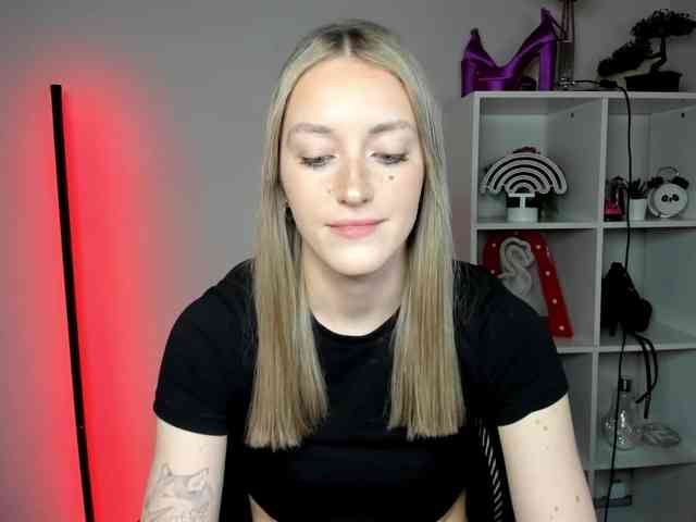 EvelynBlond26 webcam