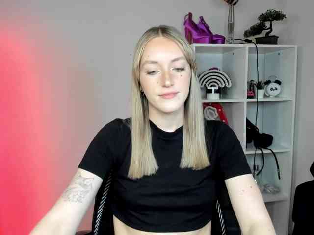 EvelynBlond26 webcam