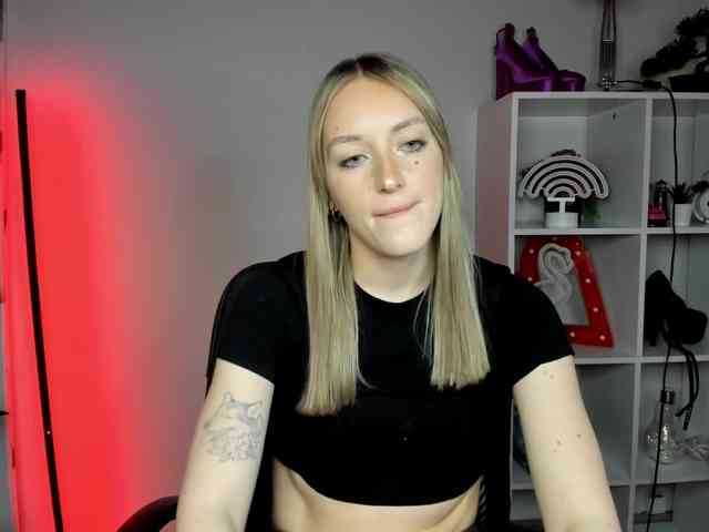 EvelynBlond26 webcam