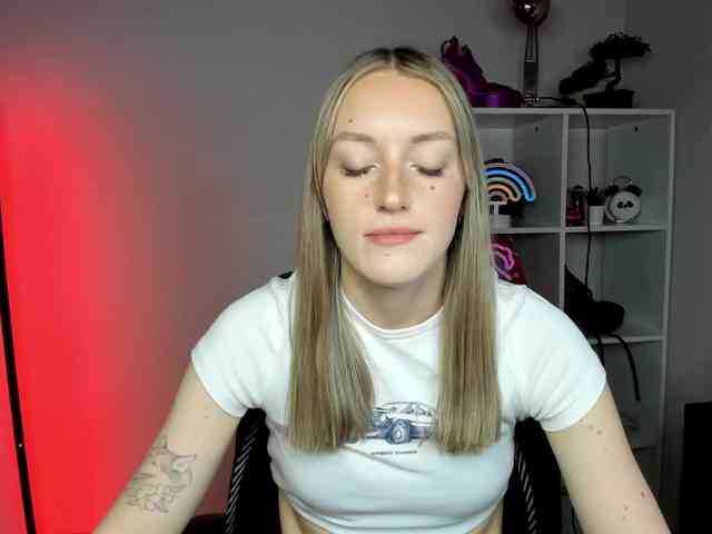 EvelynBlond26 webcam