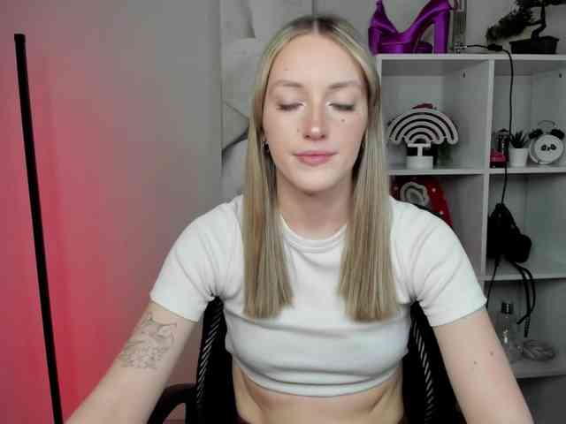 EvelynBlond26 webcam