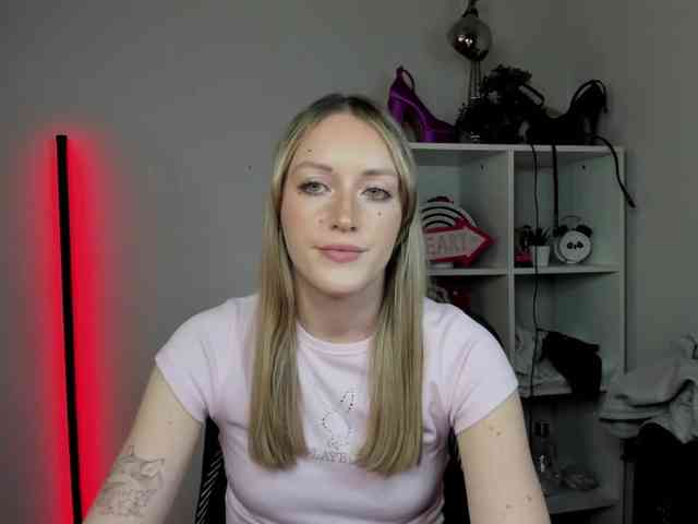 EvelynBlond Live Webcam on BongaCams