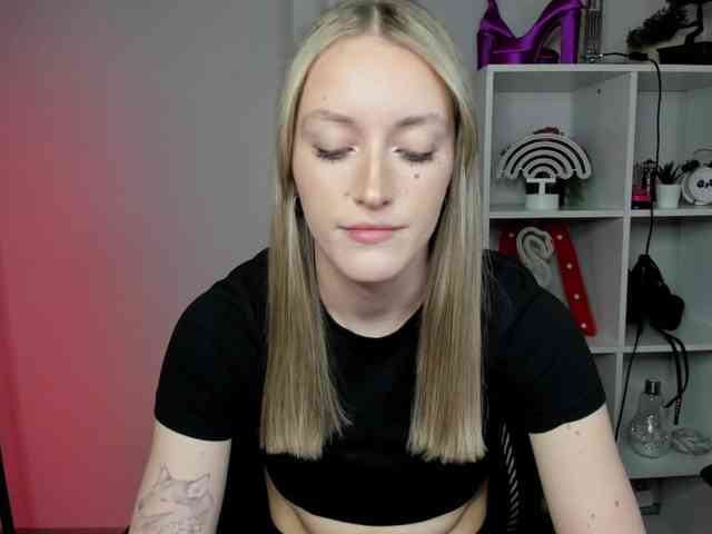 EvelynBlond26 webcam