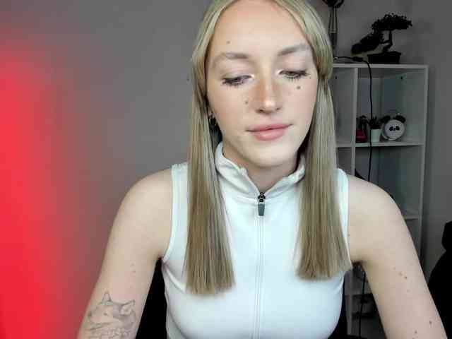 EvelynBlond26 webcam