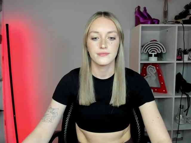EvelynBlond26 webcam
