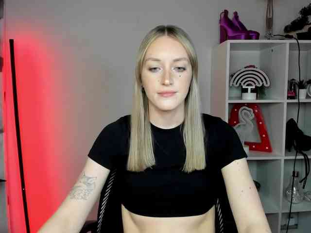 EvelynBlond26 webcam