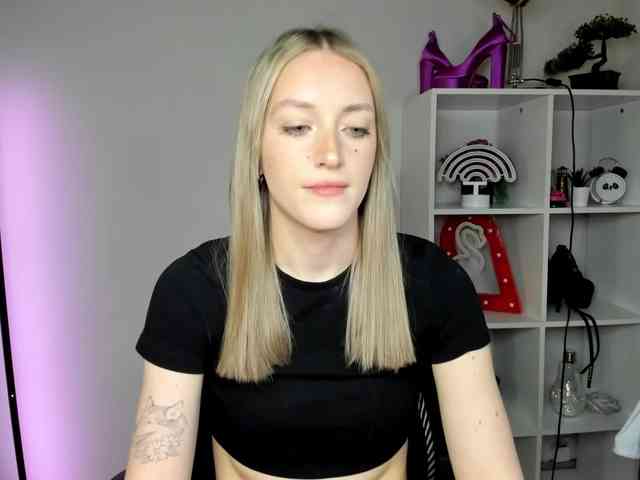 EvelynBlond26 webcam