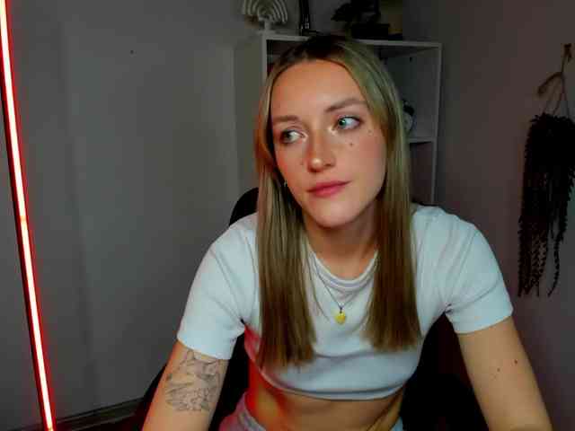EvelynBlond26 webcam