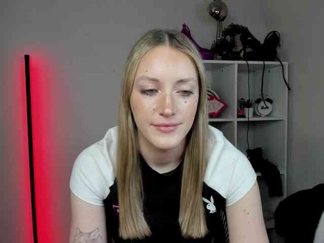 EvelynBlond26 webcam