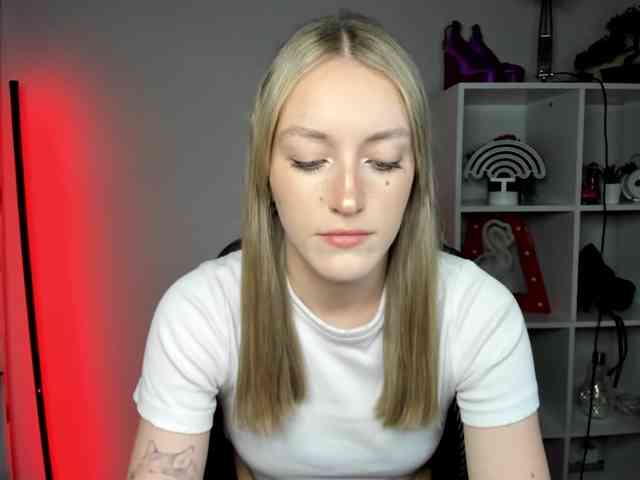 EvelynBlond26 webcam