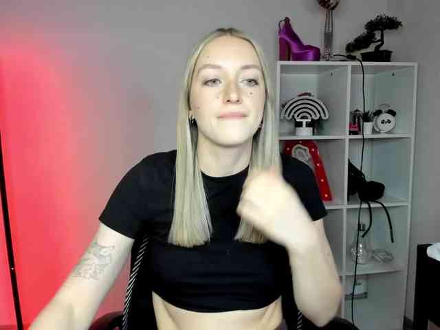 EvelynBlond26 webcam