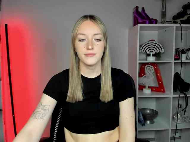 EvelynBlond26 webcam
