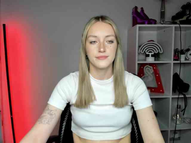 EvelynBlond26 webcam