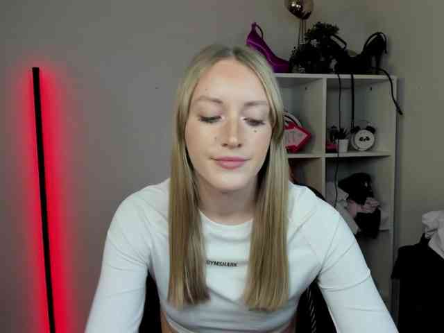 EvelynBlond26 webcam