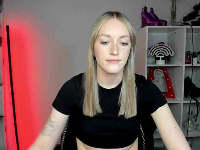 EvelynBlond26 webcam