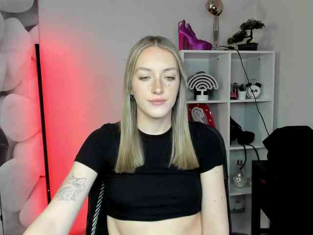 EvelynBlond26 webcam