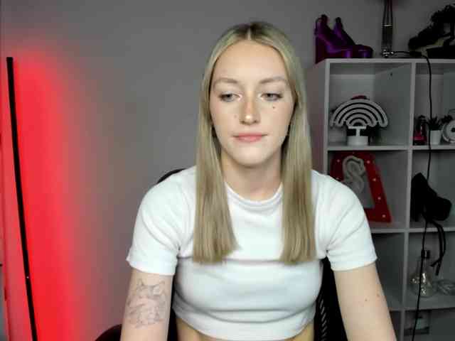 EvelynBlond26 webcam
