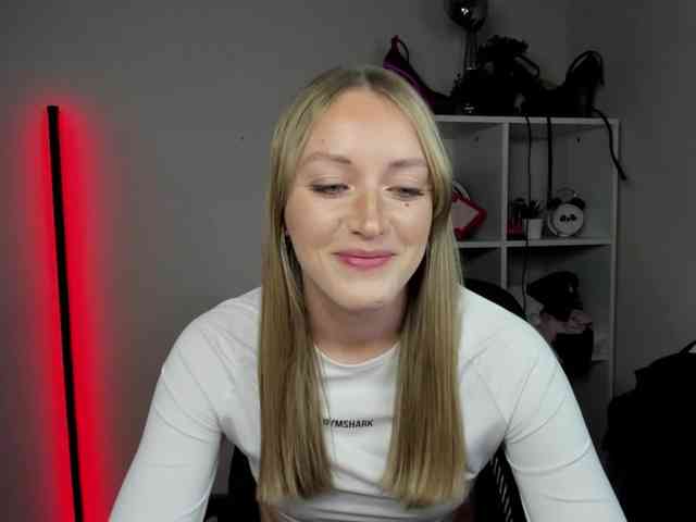 EvelynBlond26 webcam