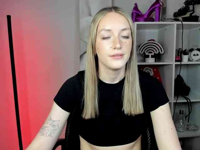 EvelynBlond26 webcam