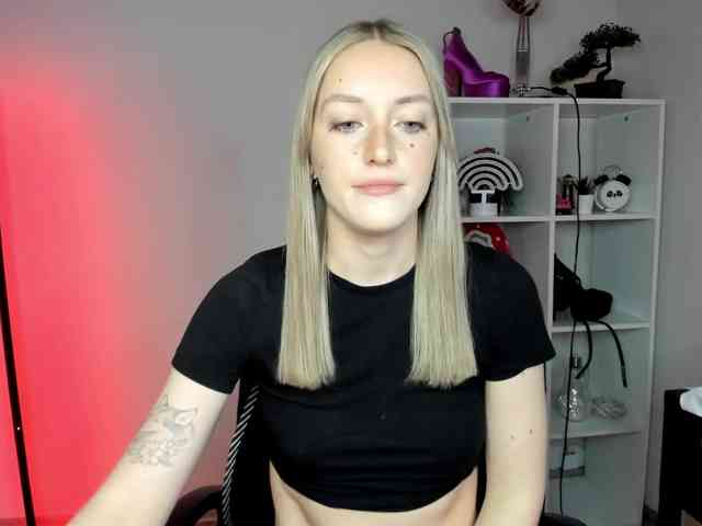 EvelynBlond26 webcam