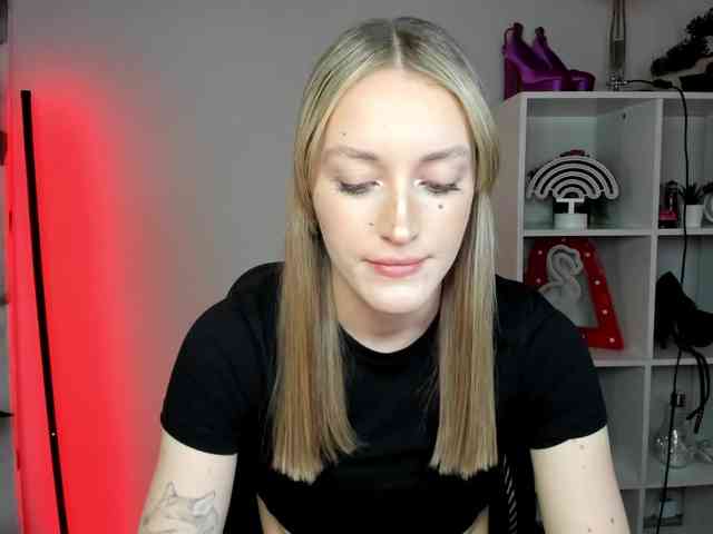 EvelynBlond26 webcam