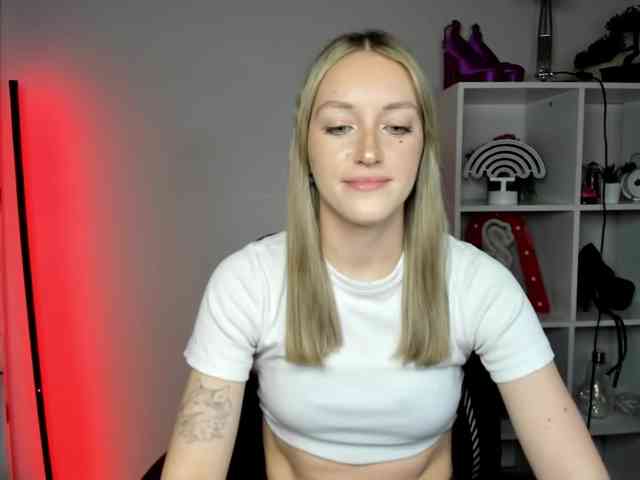 EvelynBlond26 webcam