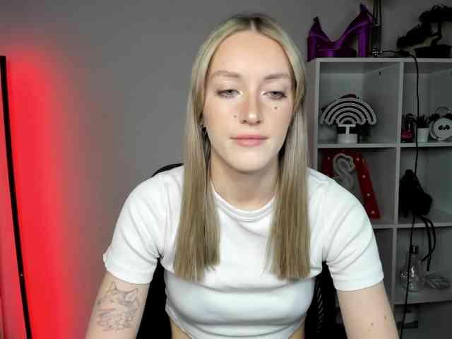 EvelynBlond26 webcam