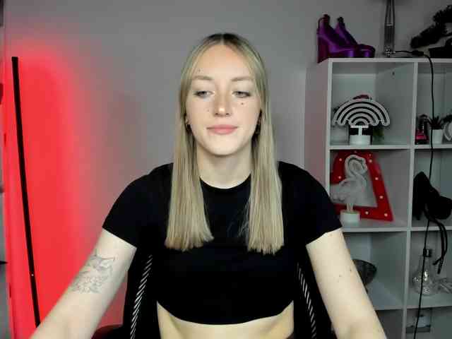 EvelynBlond26 webcam