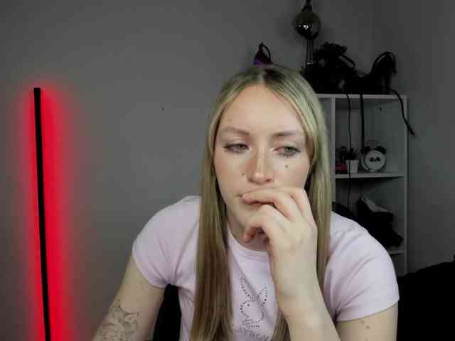 EvelynBlond26 webcam