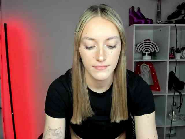 EvelynBlond26 webcam