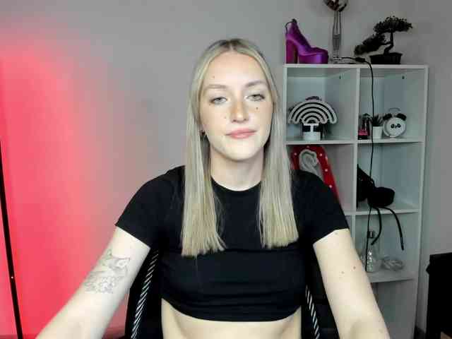 EvelynBlond26 webcam