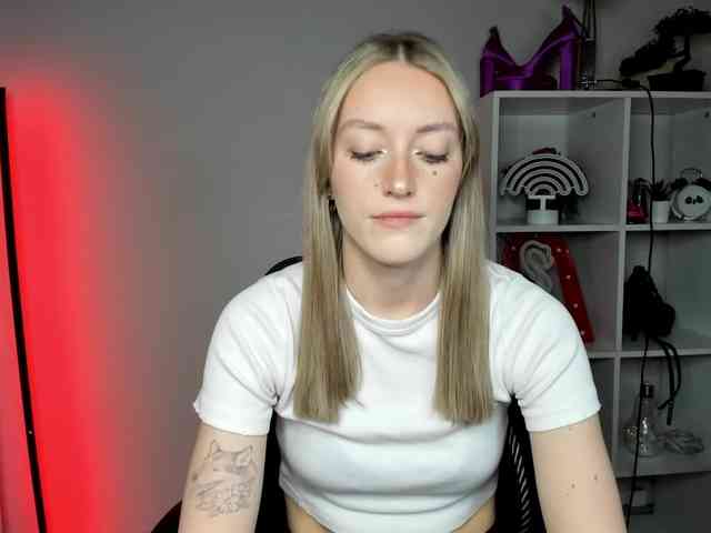 EvelynBlond26 webcam
