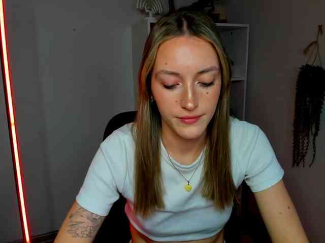 EvelynBlond26 webcam