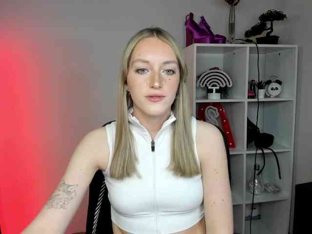 EvelynBlond26 webcam