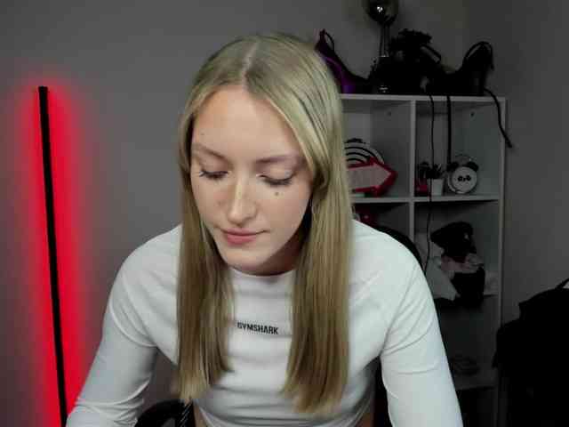 EvelynBlond26 webcam