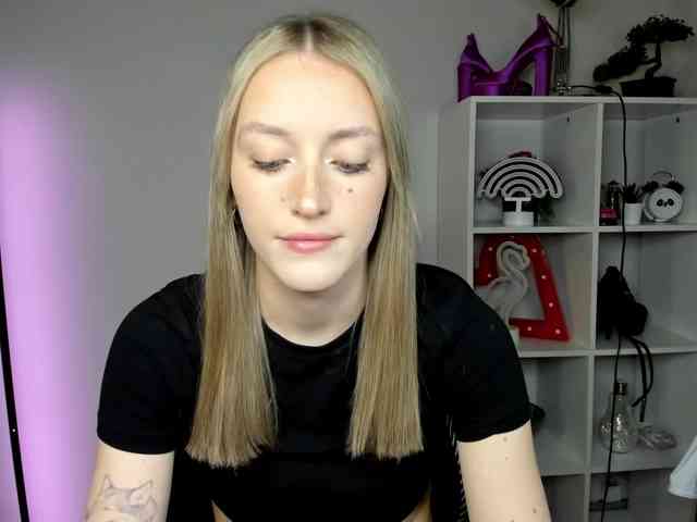 EvelynBlond26 webcam