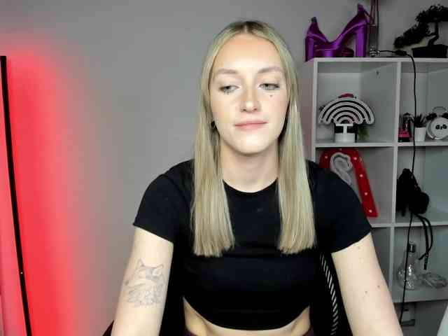 EvelynBlond26 webcam