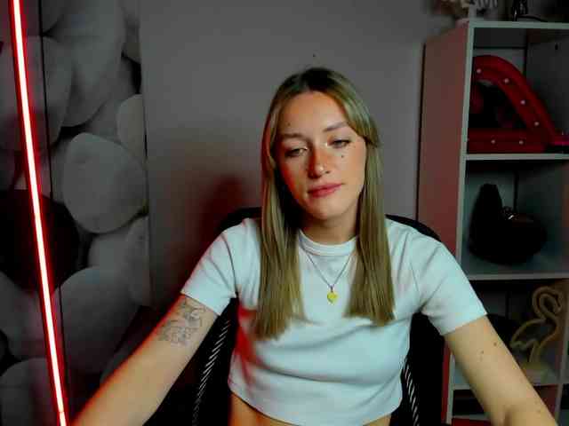 EvelynBlond26 webcam