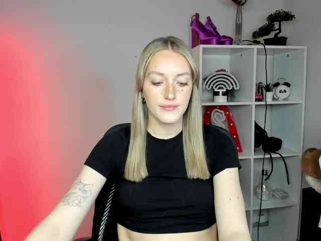 EvelynBlond26 webcam