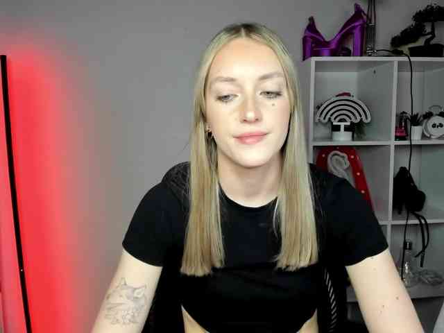 EvelynBlond26 webcam