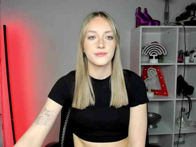EvelynBlond26 webcam