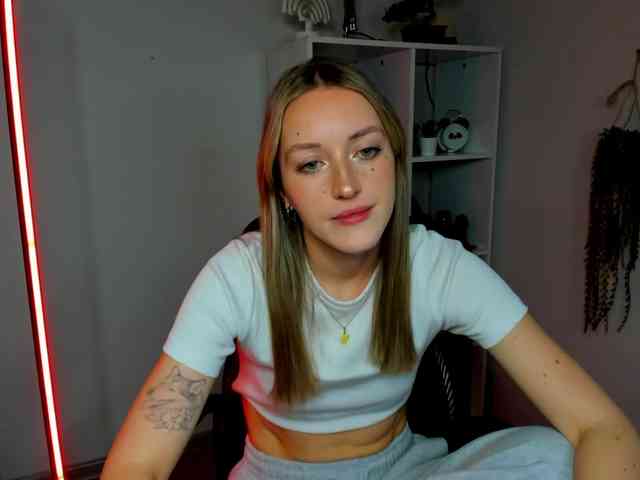 EvelynBlond26 webcam