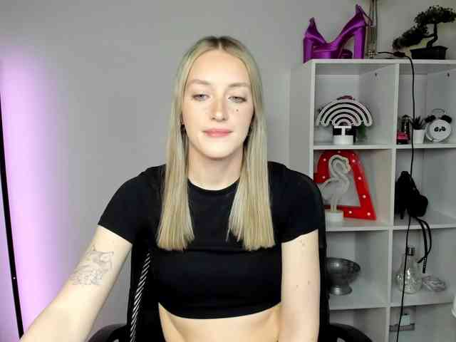 EvelynBlond26 webcam