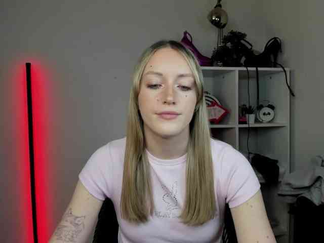 EvelynBlond26 webcam