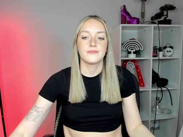 EvelynBlond26 webcam