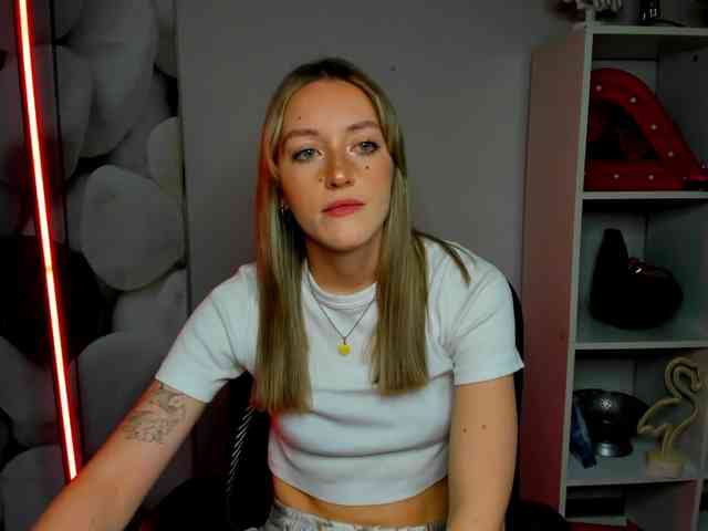 EvelynBlond26 webcam